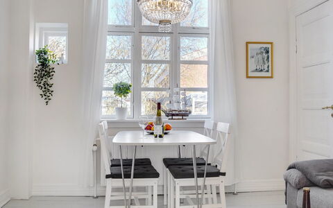 Tobias - 800M from the Sea: Mueble, Diseño De Interiores, Piso, Suelo, Mesa, Madera, Comedor, Techo, Silla, Cocina Y Comedor Mesa