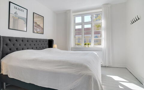Tobias - 800M from the Sea: Cama, Mueble, Habitación, Lecho, Diseño De Interiores, Sábana, Linos, Marco De La Cama, Arrojar La Almohada, Habitación