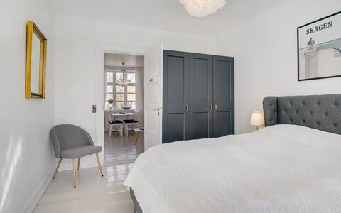 Tobias - 800M from the Sea: Mueble, Cama, Diseño De Interiores, Habitación, Lecho, Suelo, Piso, Madera, Sábana, Habitación