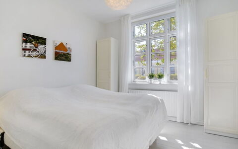 Tobias - 800M from the Sea: Cama, Mueble, Diseño De Interiores, Habitación, Suelo, Piso, Madera, Lecho, Techo, Sábana