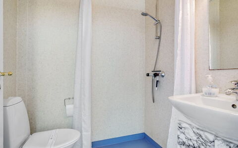 Tobias - 800M from the Sea: Piso, Pared, Suelo, Arreglo De Tubería, Diseño De Interiores, Baño, Habitación, Plomería, Lavabo Del Baño, Lavabo
