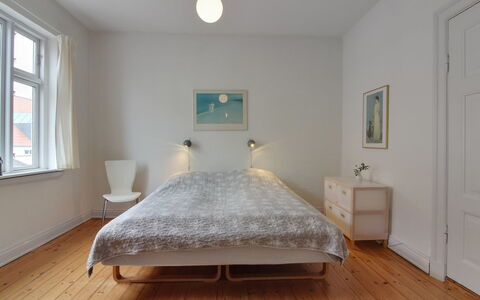 Gyrth - 250M from the Sea: Mueble, Diseño De Interiores, Silla, Piso, Mesa, Recurso, Suelo, Techo, Habitación, Eco Hotel