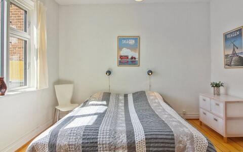 Gyrth - 250M from the Sea: Mueble, Diseño De Interiores, Silla, Piso, Mesa, Recurso, Suelo, Techo, Habitación, Eco Hotel