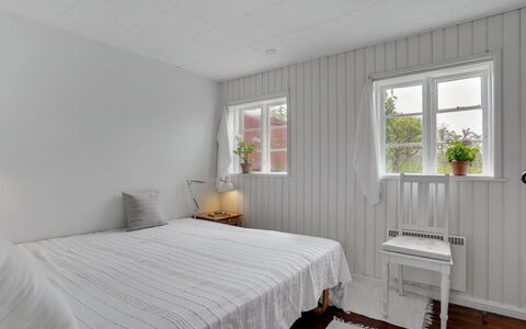 Helny - 300M from the Sea: Piso, Madera, Suelo, Diseño De Interiores, Techo, Habitación, Cama, Suelos De Madera, Lecho, Habitación