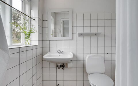 Helny - 300M from the Sea: Arreglo De Tubería, Baño, Piso, Suelo, Lavabo, Lavabo Del Baño, Diseño De Interiores, Plomería, Grifo, Baño