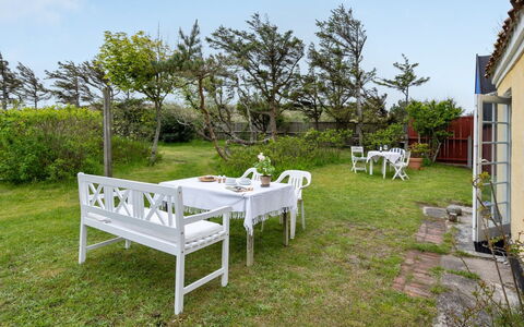 Helny - 300M from the Sea: Mueble, Arbusto, Jardín, Mesa, Silla, Mueble Para Exteriores, Sombra, Mesa Al Aire Libre, Paisajismo