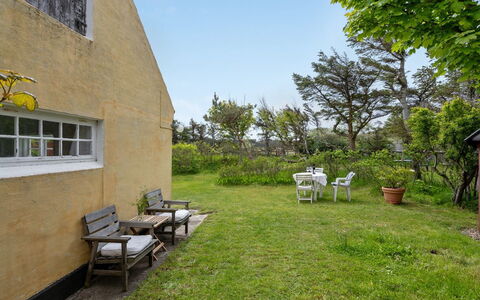 Helny - 300M from the Sea: Arbusto, El Terreno Del Lote, Casa, Jardín, Cabaña, Puerta, Césped, Patio Interior, Sombra, Paisajismo