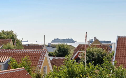 Jarkko - 200M from the Sea: Casa, Techo, Barrio Residencial, Casa, Mañana, Mar, Luz De Sol, Suburbio, Costa