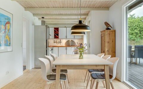 Sverkel - 700M from the Sea: Piso, Diseño De Interiores, Madera, Techo, Mueble, Suelo, Suelos De Madera, Cocina Y Comedor Mesa, Lámpara, Comedor