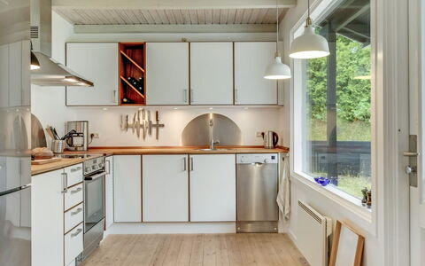 Sverkel - 700M from the Sea: Cocina, Mostrador, Aparato De Cocina, Diseño De Interiores, Piso, Madera, Techo, Lámpara, Electrodoméstico, Gabinetes