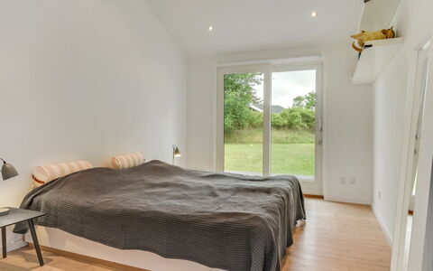 Sverkel - 700M from the Sea: Cama, Habitación, Piso, Diseño De Interiores, Madera, Suelo, Techo, Suelos De Madera, Sábana, Lecho