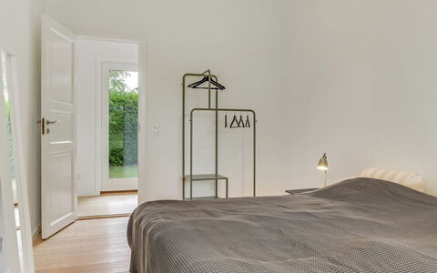 Sverkel - 700M from the Sea: Mueble, Cama, Diseño De Interiores, Piso, Suelo, Habitación, Pared, Madera, Suelos De Madera, Casa