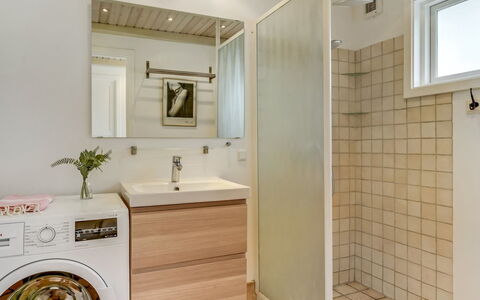Sverkel - 700M from the Sea: Piso, Diseño De Interiores, Suelo, Arreglo De Tubería, Madera, Lavadora, Mueble De Baño, Baño, Techo, Lavabo