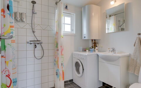 Ylermi - 1.5Km from the Sea: Diseño De Interiores, Arreglo De Tubería, Piso, Suelo, Baño, Lavabo, Grifo, Lavadora, Plomería, Habitación