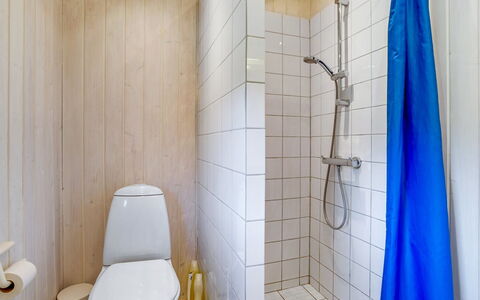 Marjatta - 850M from the Sea: Asiento Del Baño, Baño, Pared, Piso, Baño, Arreglo De Tubería, Suelo, Diseño De Interiores, Plomería, Loseta