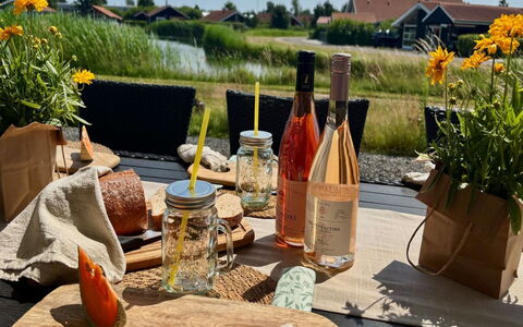 Domi - 1.2Km from the Sea: Botella, Vajilla, Botella De Vidrio, Drinkware, Cesta, Comida, Botella De Vino, Vino