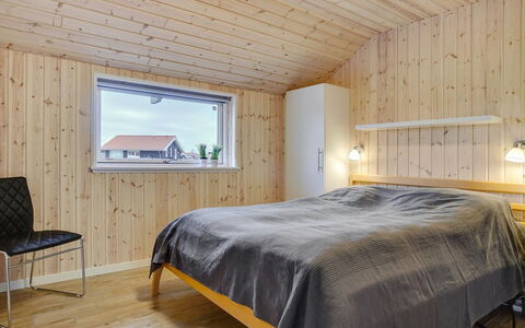 Domi - 1.2Km from the Sea: Madera, Techo, Diseño De Interiores, Piso, Suelo, Habitación, Habitación, Casa, Lámpara, Cama