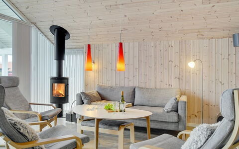 Domi - 1.2Km from the Sea: Mueble, Piso, Diseño De Interiores, Madera, Suelo, Sala, Encendiendo, Silla, Casa, Mesa