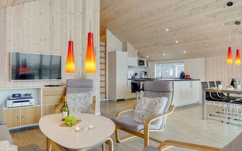 Domi - 1.2Km from the Sea: Madera, Diseño De Interiores, Techo, Piso, Mueble, Lámpara, Sala, Casa, Suelo, Habitación