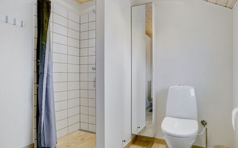 Domi - 1.2Km from the Sea: Piso, Suelo, Pared, Madera, Arreglo De Tubería, Diseño De Interiores, Baño, Asiento Del Baño, Baño, Techo