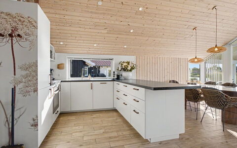 Domi - 1.2Km from the Sea: Diseño De Interiores, Cocina, Piso, Mueble, Mostrador, Lámpara, Madera, Techo, Suelo, Suelos De Madera