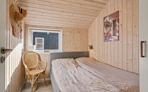 Domi - 1.2Km from the Sea: Habitación, Madera, Cama, Sábana, Mueble, Suelo, Lecho, Techo, Diseño De Interiores, Piso