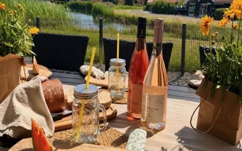 Domi - 1.2Km from the Sea: Botella, Vajilla, Drinkware, Mesa, Comida, Mueble, Botella De Vidrio, Utensilios Para Servir