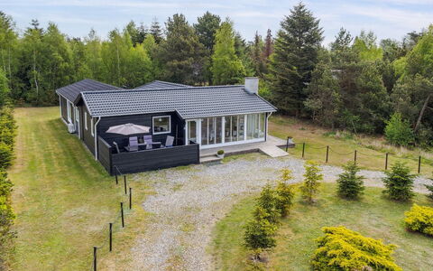 Kalevi - 900M from the Sea: Techo, Casa, Casa, Cabaña, Puerta, Vía Muerta, Cubierta, Porche, Tablón, Madera Dura