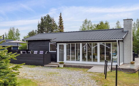 Kalevi - 900M from the Sea: Techo, Casa, Casa, Cabaña, Puerta, Vía Muerta, Cubierta, Porche, Tablón, Madera Dura