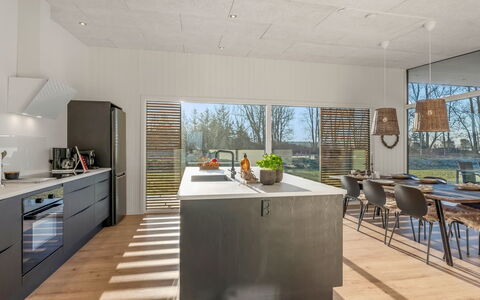 Vanna - 1.2Km from the Sea: Piso, Mueble, Cocina, Madera, Suelo, Diseño De Interiores, Techo, Mostrador, Silla, Cocina Y Comedor Mesa