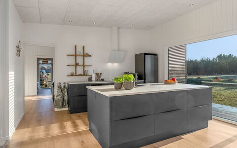 Vanna - 1.2Km from the Sea: Piso, Cocina, Suelo, Mueble, Mostrador, Madera, Diseño De Interiores, Gabinetes, Aparato De Cocina, Suelos De Madera
