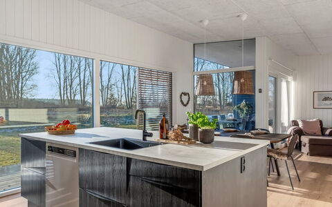 Vanna - 1.2Km from the Sea: Madera, Cocina, Piso, Diseño De Interiores, Mueble, Techo, Mostrador, Suelo, Casa, Aparato De Cocina