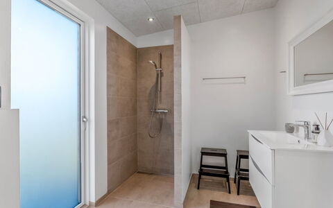 Vanna - 1.2Km from the Sea: Piso, Suelo, Pared, Arreglo De Tubería, Diseño De Interiores, Techo, Baño, Habitación, Plomería, Lavabo
