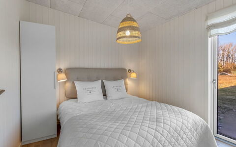 Vanna - 1.2Km from the Sea: Habitación, Cama, Diseño De Interiores, Madera, Lecho, Sábana, Techo, Piso, Mueble, Suelo