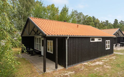 Bennek - 200M from the Sea: Techo, Casa, Casa, Cabaña, Puerta, Vía Muerta, Cubierta, Porche, Tablón, Madera Dura