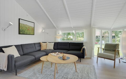 Niska - 300M from the Sea: Madera, Diseño De Interiores, Piso, Mueble, Suelo, Sala, Techo, Sofá, Suelos De Madera