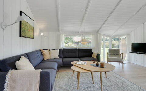 Niska - 300M from the Sea: Madera, Casa, Sala, Sofá, Suelos De Madera, Techo, Madera Dura, Manchas De Madera