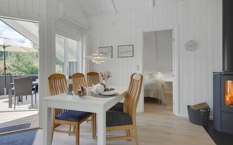 Niska - 300M from the Sea: Piso, Mueble, Diseño De Interiores, Suelo, Madera, Suelos De Madera, Comedor, Techo, Cocina Y Comedor Mesa, Casa