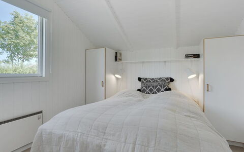 Niska - 300M from the Sea: Madera, Techo, Habitación, Diseño De Interiores, Piso, Suelo, Cama, Habitación, Lecho, Sábana