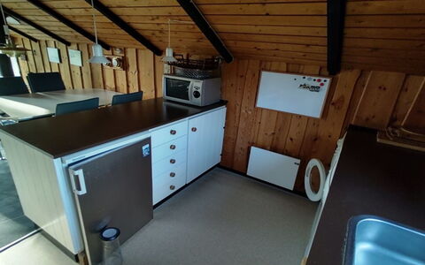 Rieke - 300M from the Sea: Fregadero, Lavabo, Arreglo De Tubería, Cocina, Manchas De Madera, Madera Dura, Grifo, Mostrador, Madera Contrachapada, Aparato De Cocina