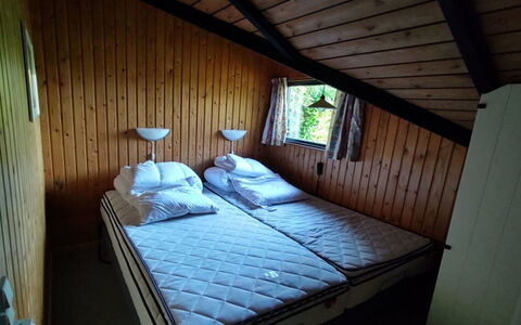 Rieke - 300M from the Sea: Madera, Habitación, Cama, Mueble, Suelo, Sábana, Diseño De Interiores, Lecho, Linos, Casa