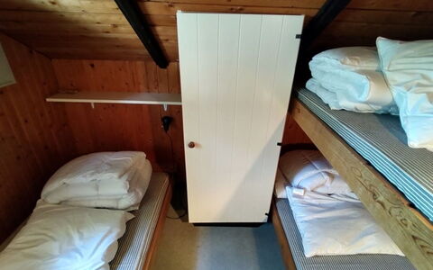 Rieke - 300M from the Sea: Cama, Madera, Habitación, Litera, Mueble, Suelo, Piso, Marco De La Cama, Sábana, Lecho