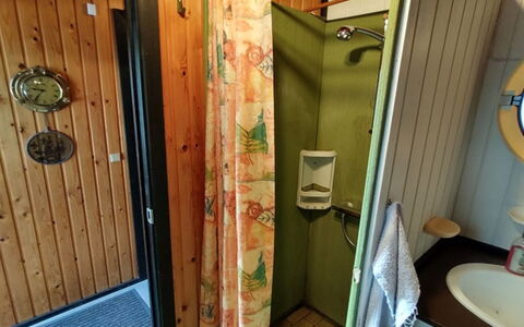 Rieke - 300M from the Sea: Madera, Arreglo De Tubería, Suelo, Piso, Baño, Plomería, Manchas De Madera, Habitación, Lavabo Del Baño, Madera Dura