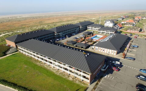 Britt - 100M from the Sea: Techo, Casa, Casa, Cabaña, Puerta, Vía Muerta, Cubierta, Porche, Tablón, Madera Dura