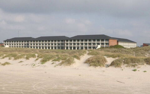 Britt - 100M from the Sea: Techo, Casa, Casa, Cabaña, Puerta, Vía Muerta, Cubierta, Porche, Tablón, Madera Dura