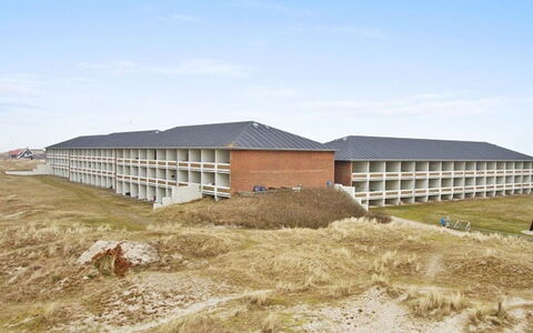 Britt - 100M from the Sea: Techo, Casa, Casa, Cabaña, Puerta, Vía Muerta, Cubierta, Porche, Tablón, Madera Dura