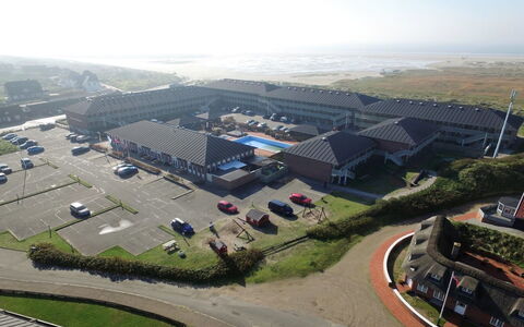 Britt - 100M from the Sea: Techo, Casa, Casa, Cabaña, Puerta, Vía Muerta, Cubierta, Porche, Tablón, Madera Dura