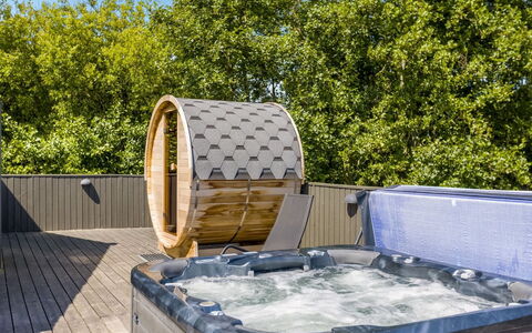 Jonna - 700M from the Sea: Bañera, Material Compuesto, Jacuzzi, Arreglo De Tubería, Manchas De Madera, Madera Dura, Cubierta, Piscina, Planta De Casa