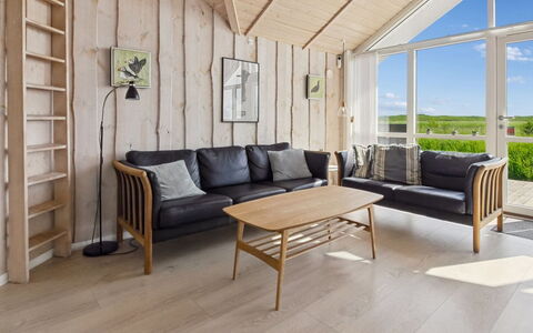 Jonna - 700M from the Sea: Mueble, Piso, Madera, Diseño De Interiores, Suelo, Suelos De Madera, Techo, Sala, Casa, Madera Dura