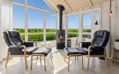 Jonna - 700M from the Sea: Mueble, Silla, Diseño De Interiores, Piso, Madera, Suelos De Madera, Sala, Suelo, Sofá, Mesa